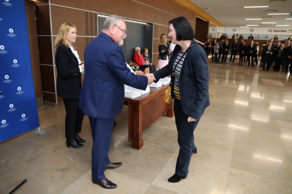 Uroczystość wręczenia awansów profesorskich w foyer Auli UMK (25.09.2019) [fot. Andrzej Romański]