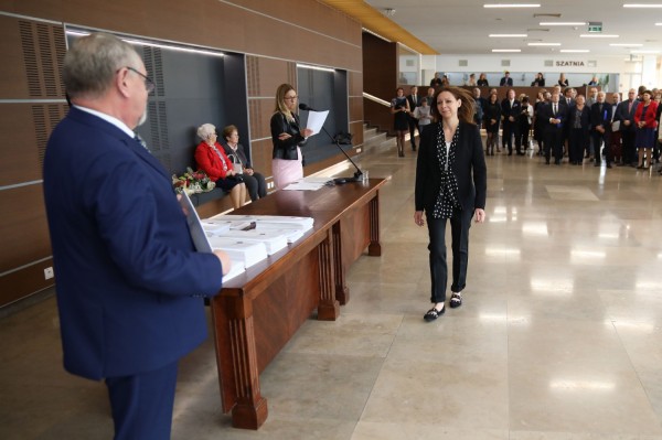 Uroczystość wręczenia awansów profesorskich w foyer Auli UMK (25.09.2019) [fot. Andrzej Romański]