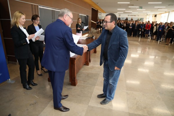 Uroczystość wręczenia awansów profesorskich w foyer Auli UMK (25.09.2019) [fot. Andrzej Romański]