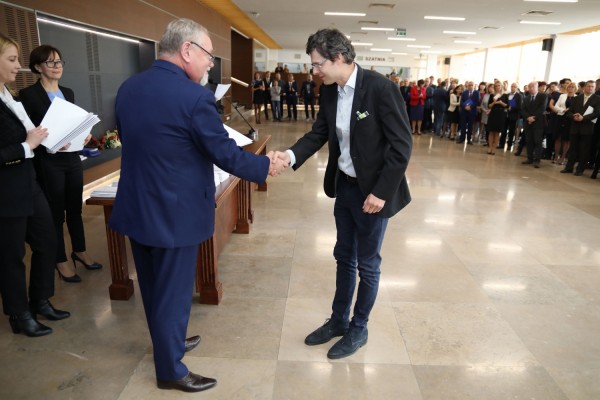 Uroczystość wręczenia awansów profesorskich w foyer Auli UMK (25.09.2019) [fot. Andrzej Romański]