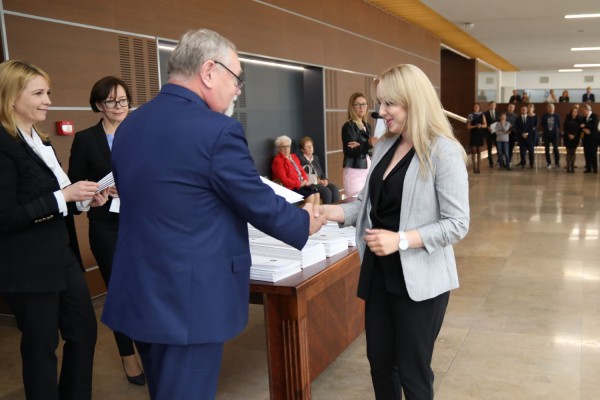 Uroczystość wręczenia awansów profesorskich w foyer Auli UMK (25.09.2019) [fot. Andrzej Romański]