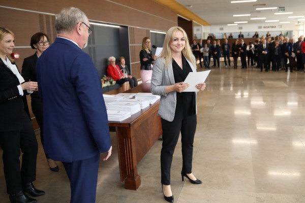 Uroczystość wręczenia awansów profesorskich w foyer Auli UMK (25.09.2019) [fot. Andrzej Romański]