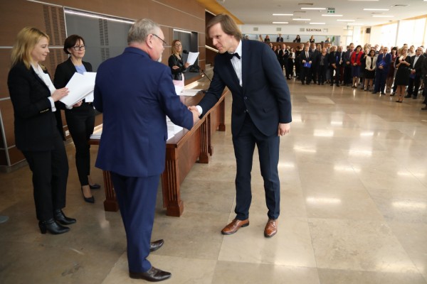 Uroczystość wręczenia awansów profesorskich w foyer Auli UMK (25.09.2019) [fot. Andrzej Romański]