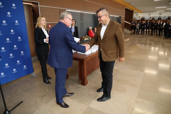 Uroczystość wręczenia awansów profesorskich w foyer Auli UMK (25.09.2019) [fot. Andrzej Romański]