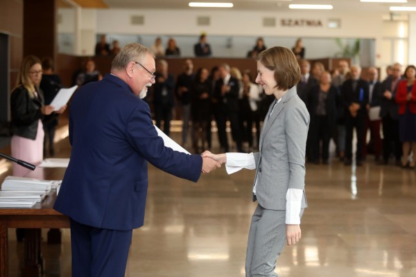 Uroczystość wręczenia awansów profesorskich w foyer Auli UMK (25.09.2019) [fot. Andrzej Romański]