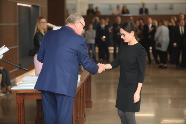 Uroczystość wręczenia awansów profesorskich w foyer Auli UMK (25.09.2019) [fot. Andrzej Romański]