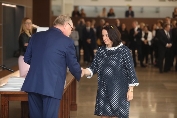 Uroczystość wręczenia awansów profesorskich w foyer Auli UMK (25.09.2019) [fot. Andrzej Romański]