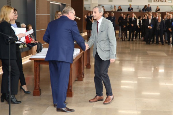 Uroczystość wręczenia awansów profesorskich w foyer Auli UMK (25.09.2019) [fot. Andrzej Romański]