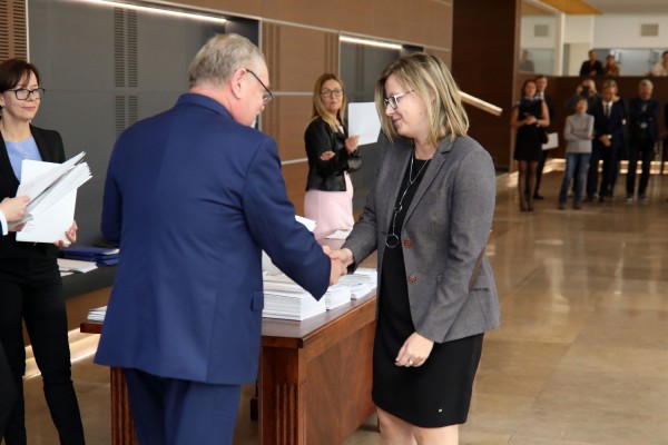 Uroczystość wręczenia awansów profesorskich w foyer Auli UMK (25.09.2019) [fot. Andrzej Romański]