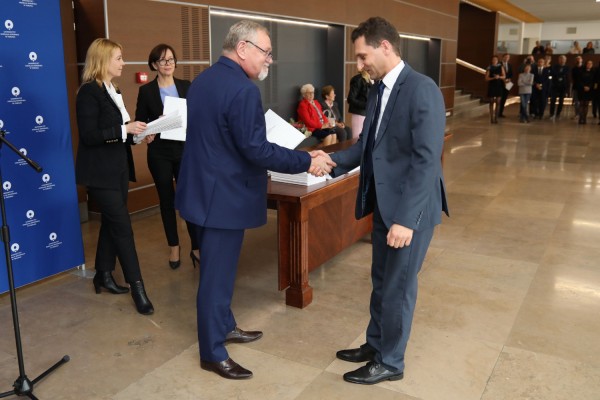 Uroczystość wręczenia awansów profesorskich w foyer Auli UMK (25.09.2019) [fot. Andrzej Romański]