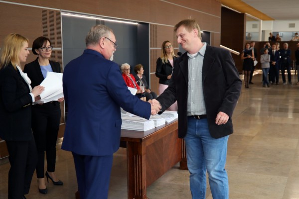 Uroczystość wręczenia awansów profesorskich w foyer Auli UMK (25.09.2019) [fot. Andrzej Romański]