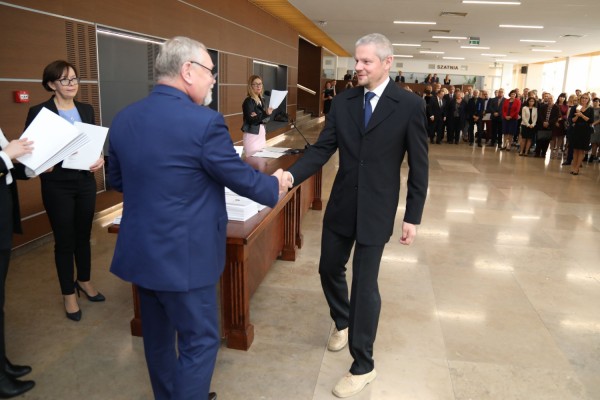 Uroczystość wręczenia awansów profesorskich w foyer Auli UMK (25.09.2019) [fot. Andrzej Romański]