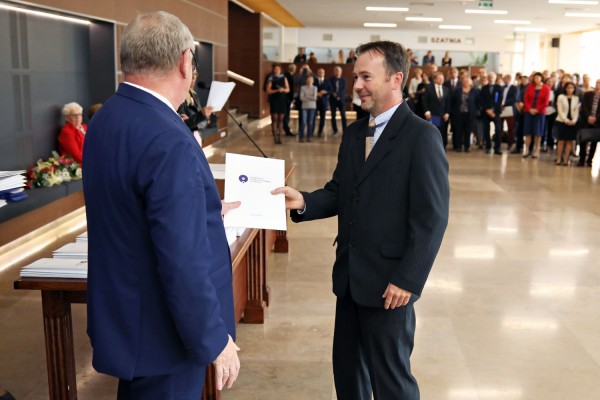 Uroczystość wręczenia awansów profesorskich w foyer Auli UMK (25.09.2019) [fot. Andrzej Romański]