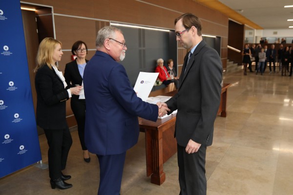 Uroczystość wręczenia awansów profesorskich w foyer Auli UMK (25.09.2019) [fot. Andrzej Romański]