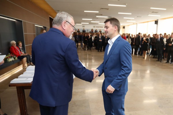 Uroczystość wręczenia awansów profesorskich w foyer Auli UMK (25.09.2019) [fot. Andrzej Romański]