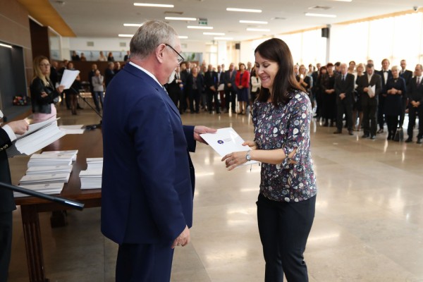 Uroczystość wręczenia awansów profesorskich w foyer Auli UMK (25.09.2019) [fot. Andrzej Romański]