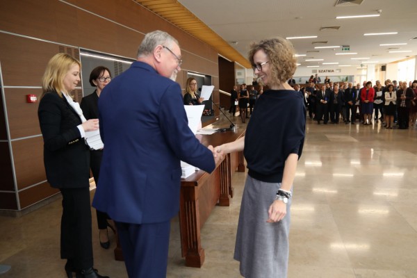 Uroczystość wręczenia awansów profesorskich w foyer Auli UMK (25.09.2019) [fot. Andrzej Romański]