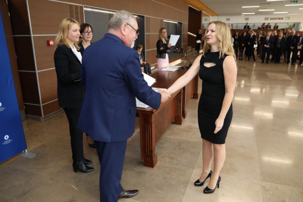 Uroczystość wręczenia awansów profesorskich w foyer Auli UMK (25.09.2019) [fot. Andrzej Romański]