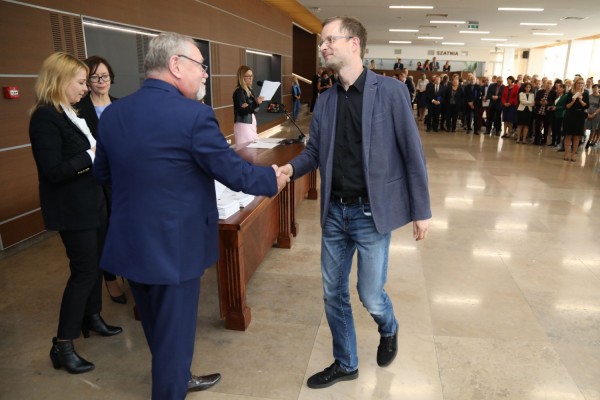 Uroczystość wręczenia awansów profesorskich w foyer Auli UMK (25.09.2019) [fot. Andrzej Romański]