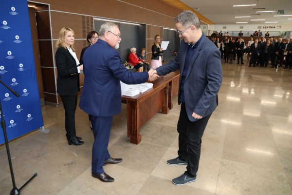 Uroczystość wręczenia awansów profesorskich w foyer Auli UMK (25.09.2019) [fot. Andrzej Romański]