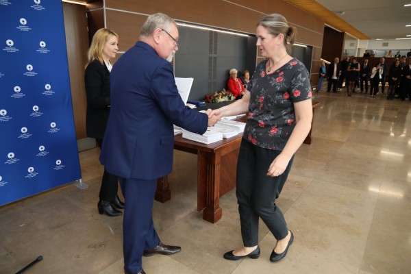 Uroczystość wręczenia awansów profesorskich w foyer Auli UMK (25.09.2019) [fot. Andrzej Romański]