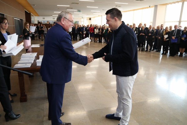 Uroczystość wręczenia awansów profesorskich w foyer Auli UMK (25.09.2019) [fot. Andrzej Romański]