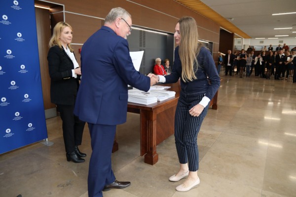 Uroczystość wręczenia awansów profesorskich w foyer Auli UMK (25.09.2019) [fot. Andrzej Romański]