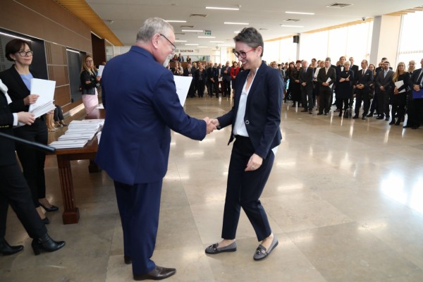 Uroczystość wręczenia awansów profesorskich w foyer Auli UMK (25.09.2019) [fot. Andrzej Romański]