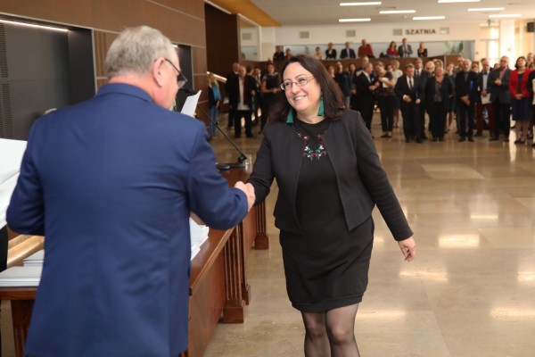 Uroczystość wręczenia awansów profesorskich w foyer Auli UMK (25.09.2019) [fot. Andrzej Romański]