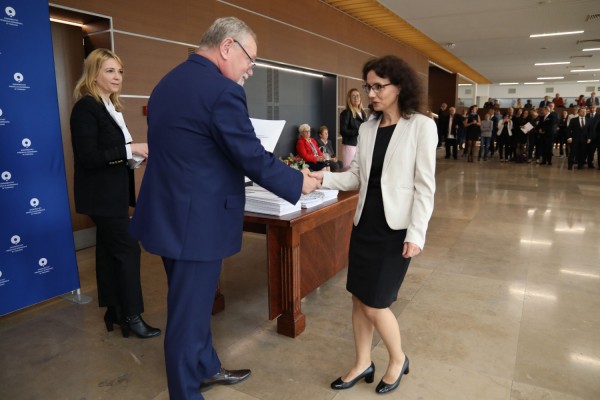 Uroczystość wręczenia awansów profesorskich w foyer Auli UMK (25.09.2019) [fot. Andrzej Romański]