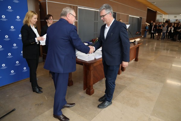 Uroczystość wręczenia awansów profesorskich w foyer Auli UMK (25.09.2019) [fot. Andrzej Romański]