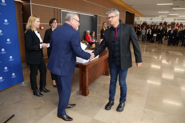 Uroczystość wręczenia awansów profesorskich w foyer Auli UMK (25.09.2019) [fot. Andrzej Romański]