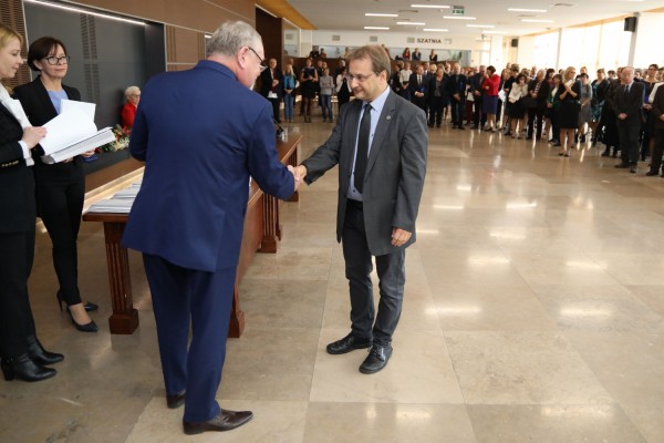 Uroczystość wręczenia awansów profesorskich w foyer Auli UMK (25.09.2019) [fot. Andrzej Romański]