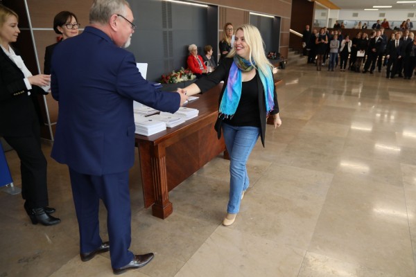 Uroczystość wręczenia awansów profesorskich w foyer Auli UMK (25.09.2019) [fot. Andrzej Romański]