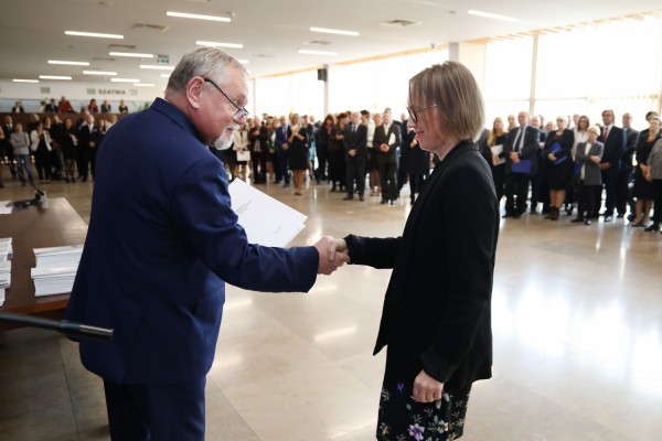 Uroczystość wręczenia awansów profesorskich w foyer Auli UMK (25.09.2019) [fot. Andrzej Romański]