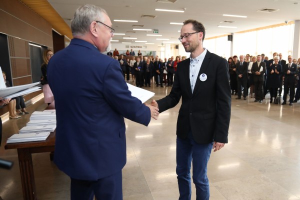 Uroczystość wręczenia awansów profesorskich w foyer Auli UMK (25.09.2019) [fot. Andrzej Romański]