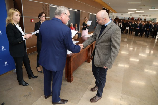 Uroczystość wręczenia awansów profesorskich w foyer Auli UMK (25.09.2019) [fot. Andrzej Romański]