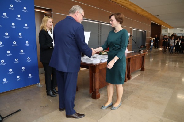 Uroczystość wręczenia awansów profesorskich w foyer Auli UMK (25.09.2019) [fot. Andrzej Romański]