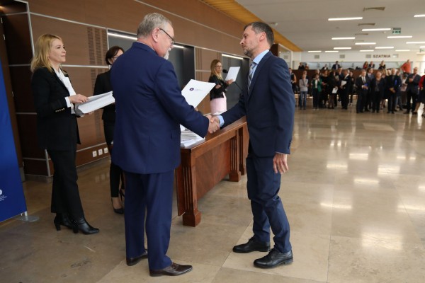 Uroczystość wręczenia awansów profesorskich w foyer Auli UMK (25.09.2019) [fot. Andrzej Romański]