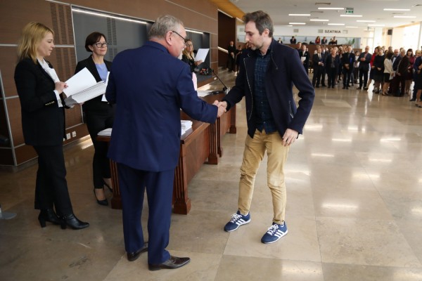 Uroczystość wręczenia awansów profesorskich w foyer Auli UMK (25.09.2019) [fot. Andrzej Romański]