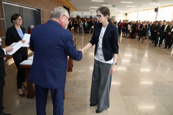 Uroczystość wręczenia awansów profesorskich w foyer Auli UMK (25.09.2019) [fot. Andrzej Romański]