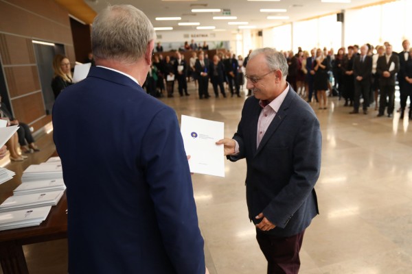 Uroczystość wręczenia awansów profesorskich w foyer Auli UMK (25.09.2019) [fot. Andrzej Romański]