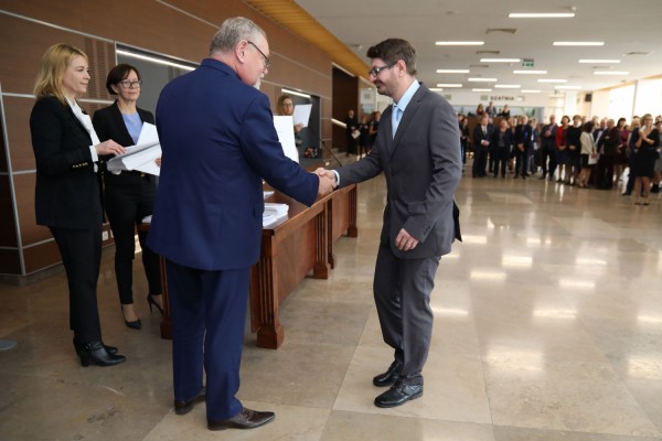 Uroczystość wręczenia awansów profesorskich w foyer Auli UMK (25.09.2019) [fot. Andrzej Romański]