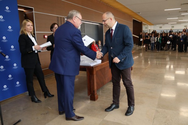 Uroczystość wręczenia awansów profesorskich w foyer Auli UMK (25.09.2019) [fot. Andrzej Romański]