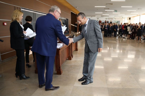 Uroczystość wręczenia awansów profesorskich w foyer Auli UMK (25.09.2019) [fot. Andrzej Romański]