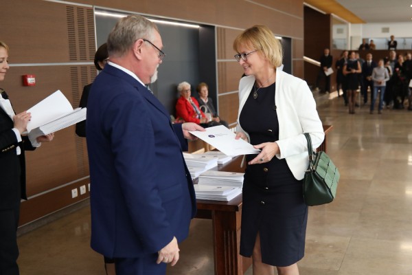 Uroczystość wręczenia awansów profesorskich w foyer Auli UMK (25.09.2019) [fot. Andrzej Romański]