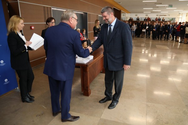 Uroczystość wręczenia awansów profesorskich w foyer Auli UMK (25.09.2019) [fot. Andrzej Romański]