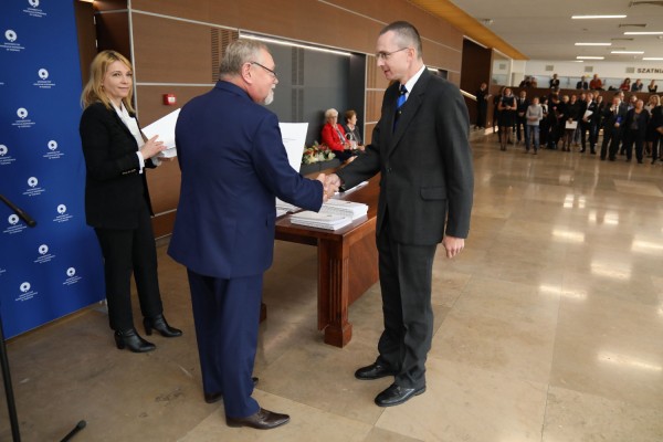 Uroczystość wręczenia awansów profesorskich w foyer Auli UMK (25.09.2019) [fot. Andrzej Romański]