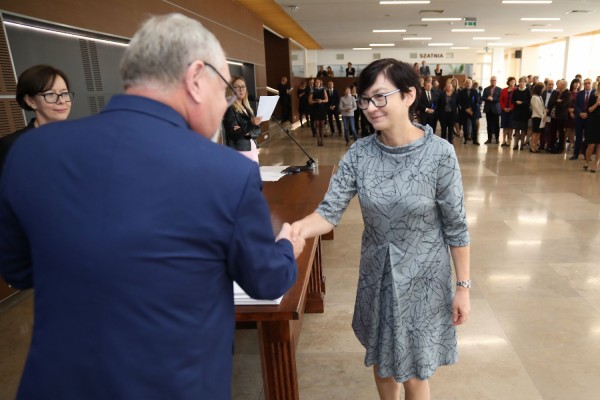 Uroczystość wręczenia awansów profesorskich w foyer Auli UMK (25.09.2019) [fot. Andrzej Romański]