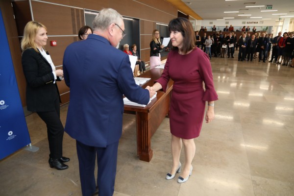 Uroczystość wręczenia awansów profesorskich w foyer Auli UMK (25.09.2019) [fot. Andrzej Romański]